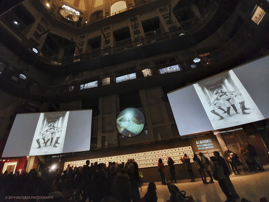 20190423_185052(0).jpg - 23/04/2019. Torino, le fotografie realizzate  da Asia Argento esposte al Museo Nazionale del Cinema. Nella foto il salone ,detto l'Aula del tempio, della Mole Antonelliana sede dell'evento.