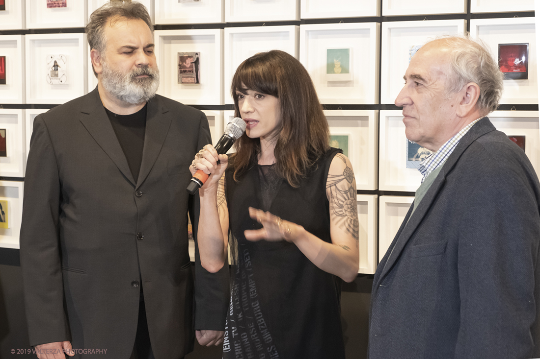 DSCF1632.jpg - 23/04/2019. Torino,  le fotografie realizzate  da Asia Argento esposte al Museo Nazionale del Cinema. Nella foto Asia Argento racconta ai presenti le origini e le motivazioni della mostra.