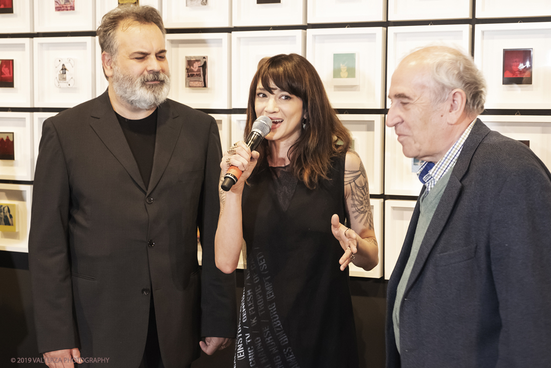 DSCF1636.jpg - 23/04/2019. Torino,  le fotografie realizzate  da Asia Argento esposte al Museo Nazionale del Cinema. Nella foto Asia Argento racconta ai presenti le origini e le motivazioni della mostra.