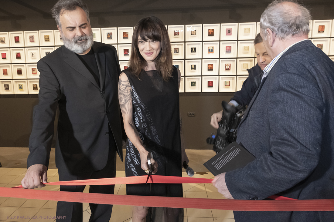 DSCF1648.jpg - 23/04/2019. Torino,  le fotografie realizzate  da Asia Argento esposte al Museo Nazionale del Cinema. Nella foto il taglio del nastro che inaugura la mostra.