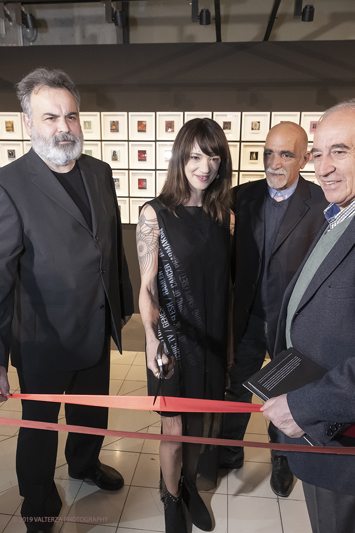 DSCF1653.jpg - 23/04/2019. Torino,  le fotografie realizzate  da Asia Argento esposte al Museo Nazionale del Cinema. Nella foto il taglio del nastro che inaugura la mostra.