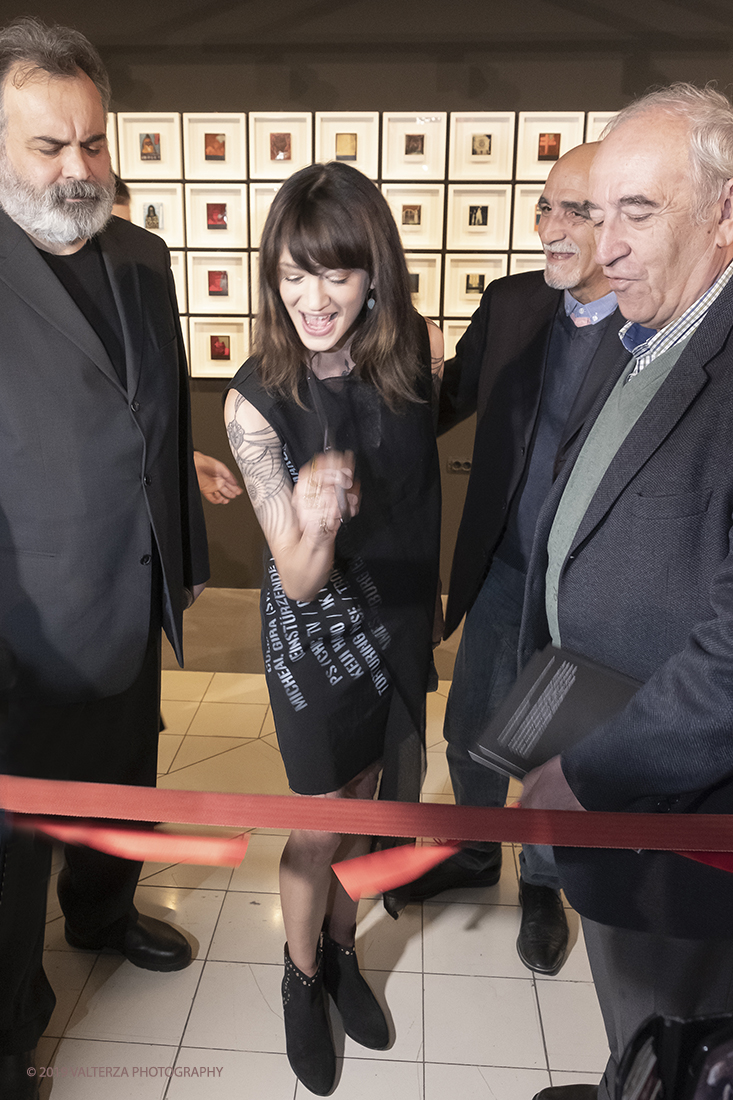 DSCF1662.jpg - 23/04/2019. Torino,  le fotografie realizzate  da Asia Argento esposte al Museo Nazionale del Cinema. Nella foto il taglio del nastro che inaugura la mostra.