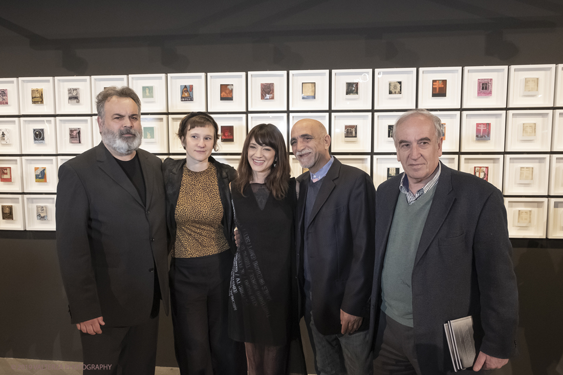 DSCF1666.jpg - 23/04/2019. Torino,  le fotografie realizzate  da Asia Argento esposte al Museo Nazionale del Cinema. Nella foto Asia Argento con la direzione del museo e gli organizzatori della mostra.