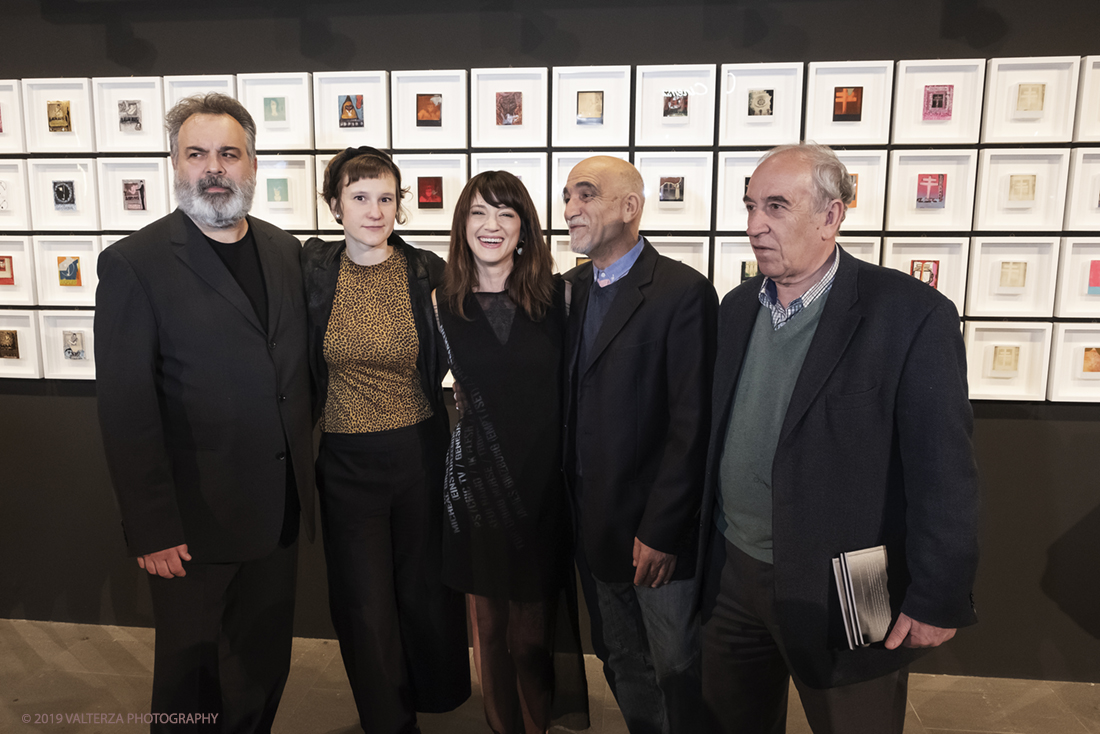 DSCF1669.jpg - 23/04/2019. Torino,  le fotografie realizzate  da Asia Argento esposte al Museo Nazionale del Cinema. Nella foto Asia Argento con la direzione del museo e gli organizzatori della mostra.