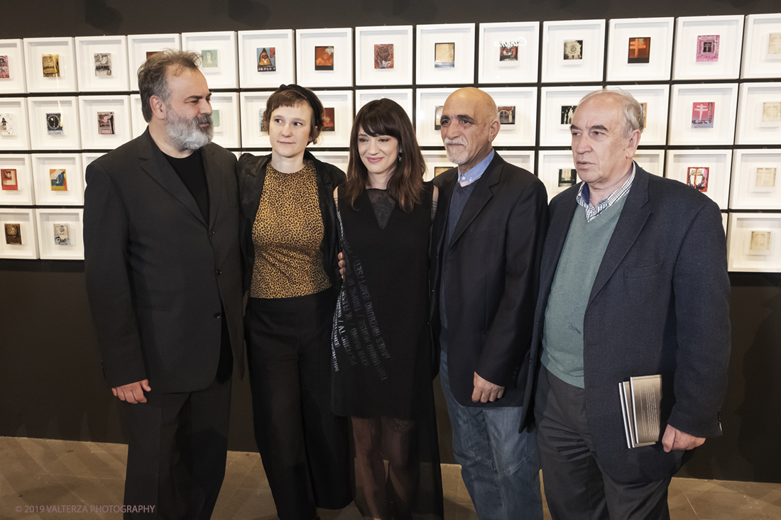 DSCF1680.jpg - 23/04/2019. Torino,  le fotografie realizzate  da Asia Argento esposte al Museo Nazionale del Cinema. Nella foto Asia Argento con la direzione del museo e gli organizzatori della mostra.