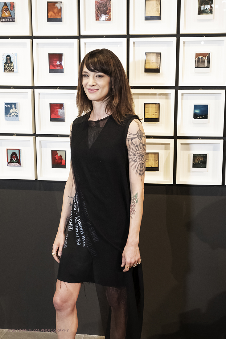 DSCF1691.jpg - 23/04/2019. Torino,  le fotografie realizzate  da Asia Argento esposte al Museo Nazionale del Cinema. Nella foto Asia Argento con parte delle sue Polaroid.