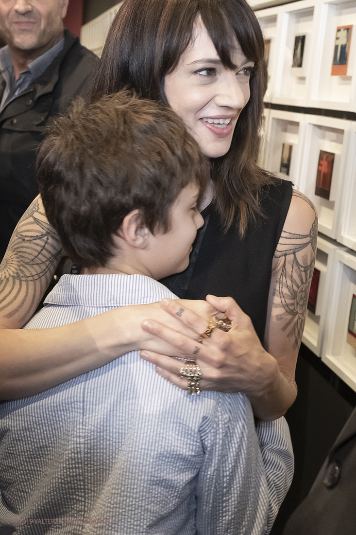 DSCF1846.jpg - 23/04/2019. Torino,  le fotografie realizzate  da Asia Argento esposte  al Museo Nazionale del Cinema. Nella foto Asia Argento illustra al figlio alcune Polaroid