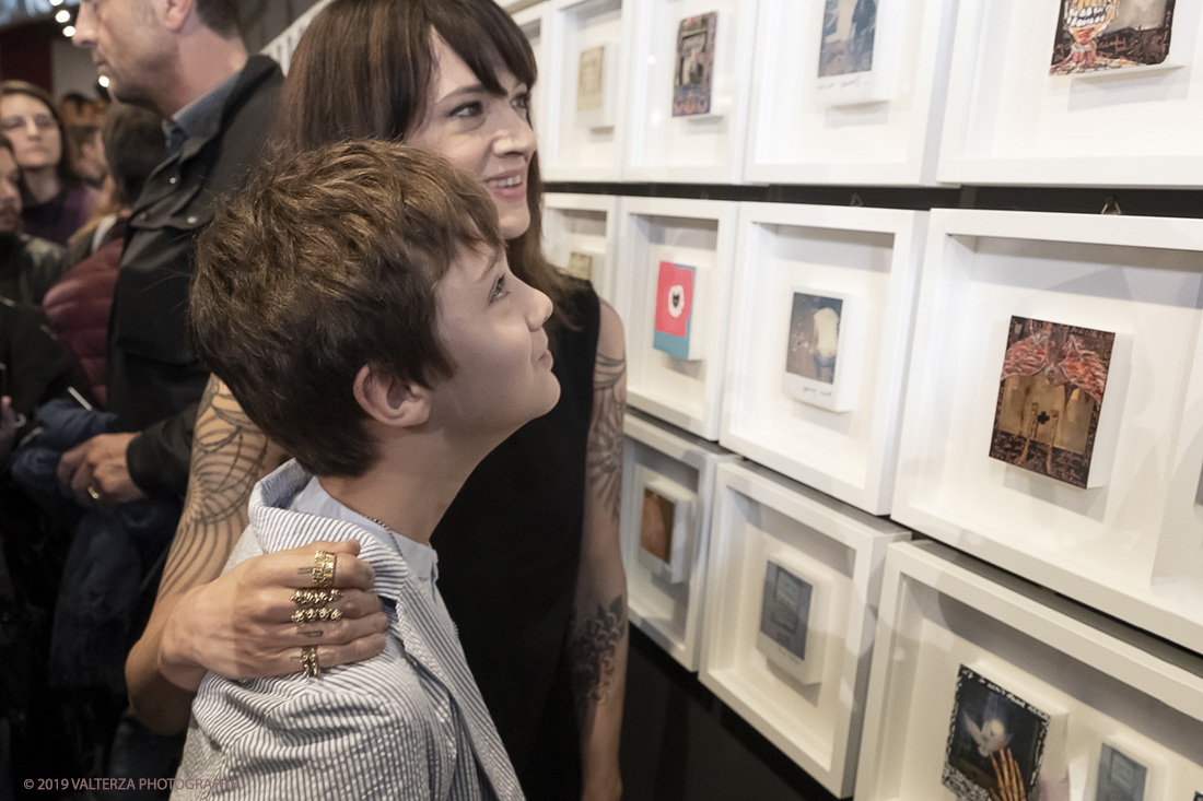 DSCF1857.jpg - 23/04/2019. Torino,  le fotografie realizzate  da Asia Argento esposte  al Museo Nazionale del Cinema. Nella foto Asia Argento illustra al figlio alcune Polaroid