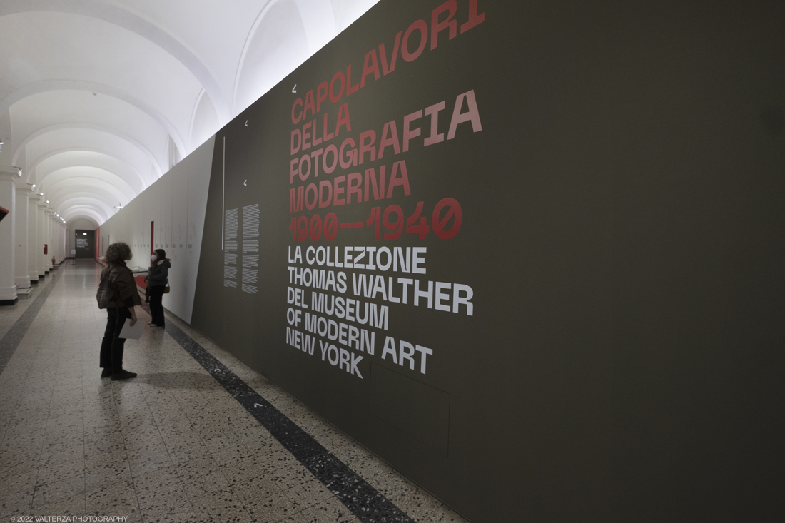 _DSF5123.jpg - 02/03/2022. Torino. La collezione Thomas Walther del Museum of Modern Art , New York. Nella foto il lungo corridoio che collega tutte le stanze della mostra , parte anch'esso della esposizione.