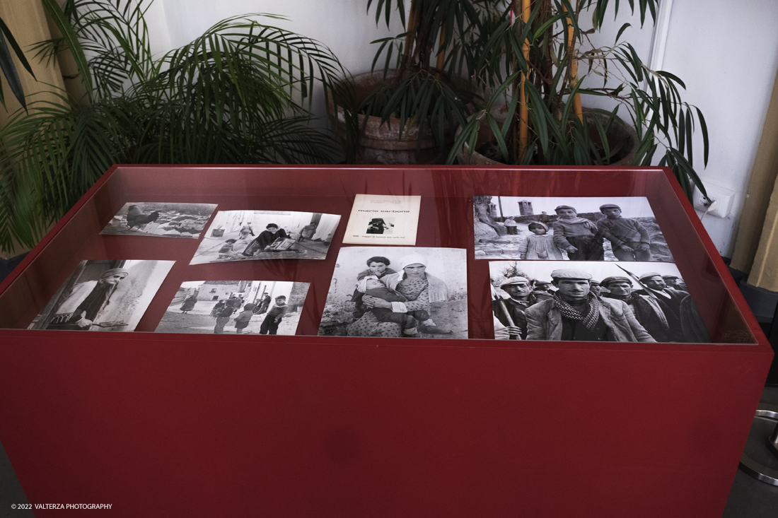 _DSF3018.jpg - 09/02/2022/ Torino. Circolo dei lettori. Conferenza stampa e mostra â€œLa Lucania nelle fotografie di Mario Carbone per Carlo Levi" . Una testimonianza di vita, dellâ€™esistenza di un mondo vero, fuori dalla storia e dai suoi orrendi risultatiâ€�. Nella foto fotografie di Luca Carbone per Carlo Levi