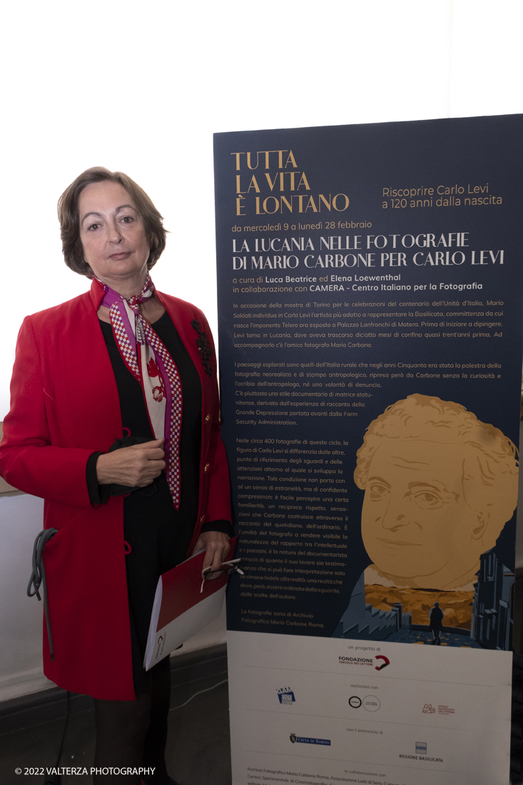 _DSF3075.jpg - 09/02/2022/ Torino. Circolo dei lettori. Conferenza stampa e mostra â€œLa Lucania nelle fotografie di Mario Carbone per Carlo Levi" . Una testimonianza di vita, dellâ€™esistenza di un mondo vero, fuori dalla storia e dai suoi orrendi risultatiâ€�. Nella foto Elena Loewenthal direttrice circolo dei lettori e curatrice della mostra