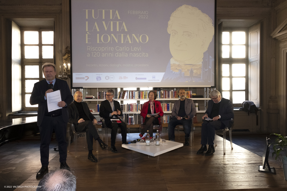 _DSF3102.jpg - 09/02/2022/ Torino. Circolo dei lettori. Conferenza stampa e mostra â€œLa Lucania nelle fotografie di Mario Carbone per Carlo Levi" . Una testimonianza di vita, dellâ€™esistenza di un mondo vero, fuori dalla storia e dai suoi orrendi risultatiâ€�. Nella foto Giulio Biino apre la conferenza stampa