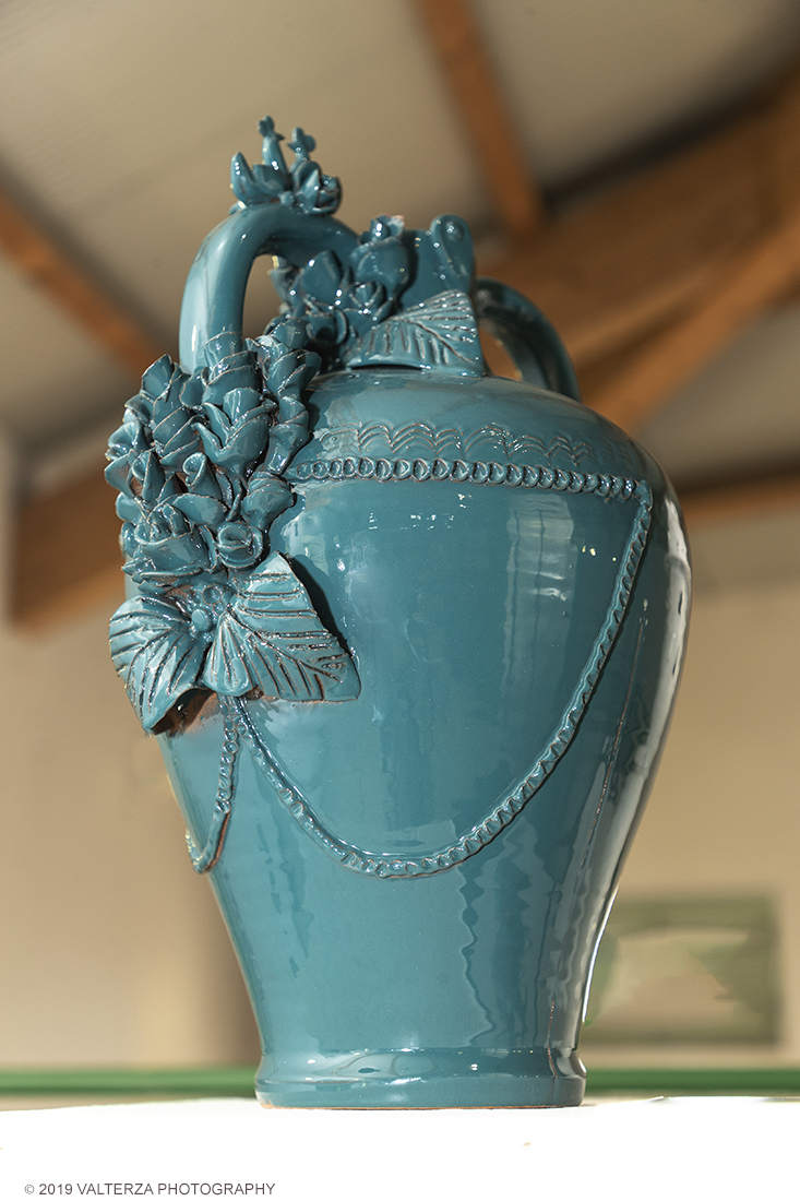 _G3I1412.jpg - 20/07/2019. Castellamonte ,A Palazzo Botton e al Centro Congressi Martinetti sono esposte le 180 opere (120 sezione arte e 60 per quella design) degli artisti che hanno partecipato al Concorso â€œCeramics in Love â€“ TWOâ€� provenienti da 27 paesi. Nella foto l'opera di Walter Usai; Ama .Canada. Sezione design