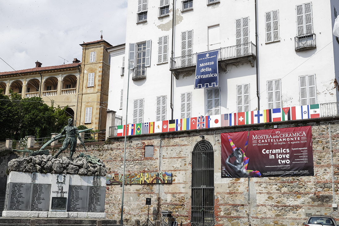 _G3I1835.jpg - 20/07/2019. Castellamonte ,A Palazzo Botton e al Centro Congressi Martinetti sono esposte le 180 opere (120 sezione arte e 60 per quella design) degli artisti che hanno partecipato al Concorso â€œCeramics in Love â€“ TWOâ€� provenienti da 27 paesi. Nella foto la facciata di Palazzo Botton dove sono esposte le opere della categoria arte.
