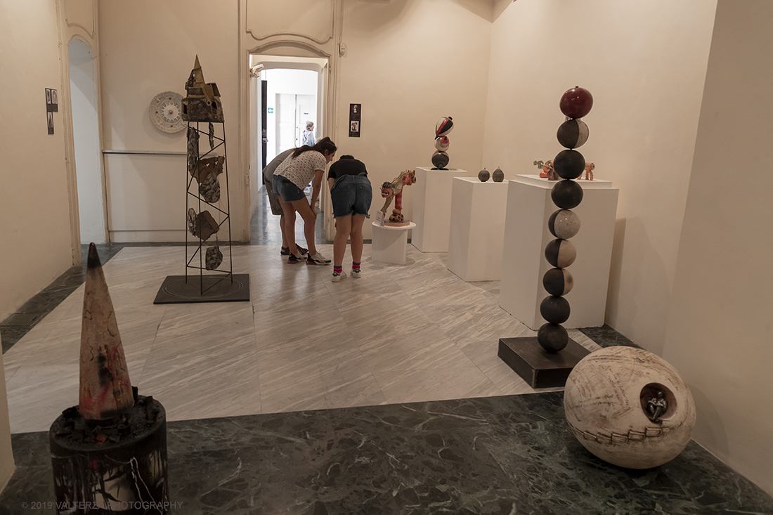 _G3I2331.jpg - 20/07/2019. Castellamonte ,A Palazzo Botton e al Centro Congressi Martinetti sono esposte le 180 opere (120 sezione arte e 60 per quella design) degli artisti che hanno partecipato al Concorso â€œCeramics in Love â€“ TWOâ€� provenienti da 27 paesi. Nella foto sale con visitatori nella sezione arte a palazzo Botton