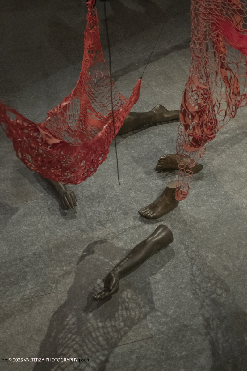 DSCF0015.jpg - 21/1072025. The Soul Trembles, la grande mostra monografica dedicata all’artista giapponese Chiharu Shiota arriva al MAO in anteprima nazionale - e per la prima volta in assoluto in un museo di arte asiatica. Nella foto opera Fuoti dal mio corpo 2019