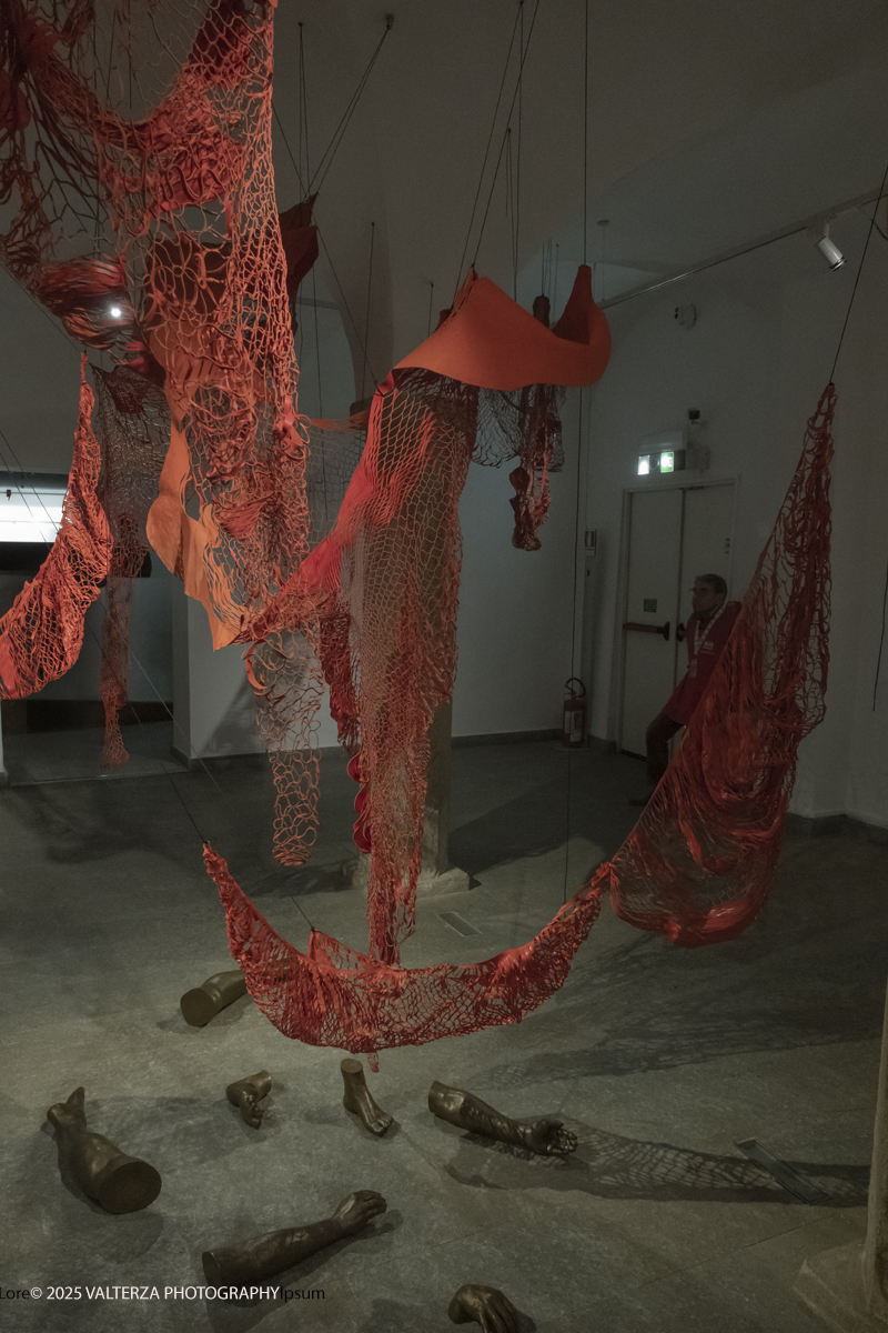 DSCF0034.jpg - 21/1072025. The Soul Trembles, la grande mostra monografica dedicata all’artista giapponese Chiharu Shiota arriva al MAO in anteprima nazionale - e per la prima volta in assoluto in un museo di arte asiatica. Nella foto opera Fuoti dal mio corpo 2019