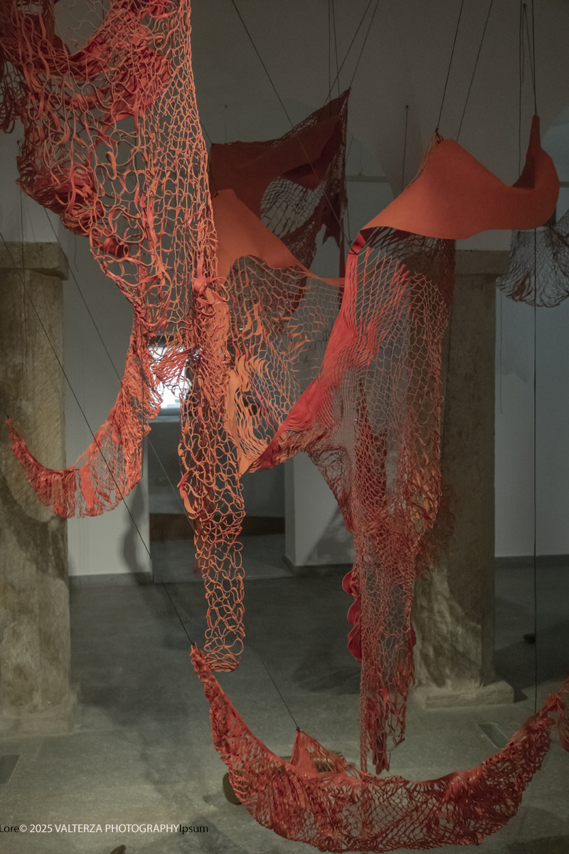 DSCF0038.jpg - 21/1072025. The Soul Trembles, la grande mostra monografica dedicata all’artista giapponese Chiharu Shiota arriva al MAO in anteprima nazionale - e per la prima volta in assoluto in un museo di arte asiatica. Nella foto opera Fuoti dal mio corpo 2019