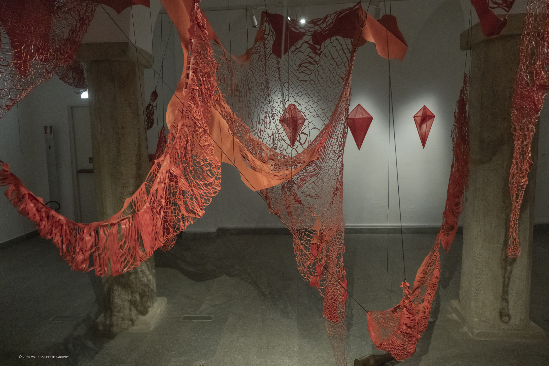 DSCF0064.jpg - 21/1072025. The Soul Trembles, la grande mostra monografica dedicata all’artista giapponese Chiharu Shiota arriva al MAO in anteprima nazionale - e per la prima volta in assoluto in un museo di arte asiatica. Nella foto opera Fuoti dal mio corpo 2019