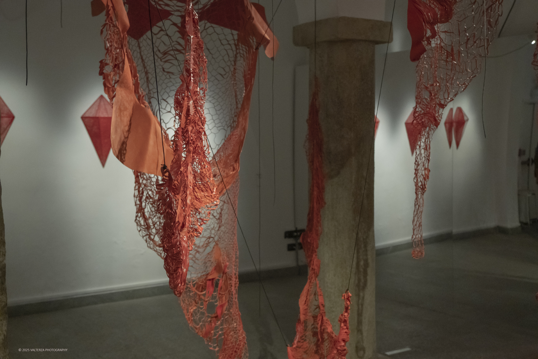 DSCF0065.jpg - 21/1072025. The Soul Trembles, la grande mostra monografica dedicata all’artista giapponese Chiharu Shiota arriva al MAO in anteprima nazionale - e per la prima volta in assoluto in un museo di arte asiatica. Nella foto opera Fuoti dal mio corpo 2019