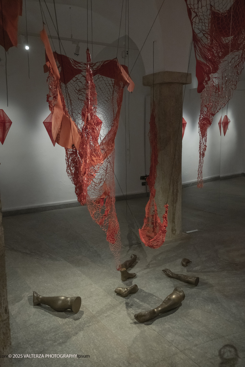 DSCF0073.jpg - 21/1072025. The Soul Trembles, la grande mostra monografica dedicata all’artista giapponese Chiharu Shiota arriva al MAO in anteprima nazionale - e per la prima volta in assoluto in un museo di arte asiatica. Nella foto opera Fuoti dal mio corpo 2019