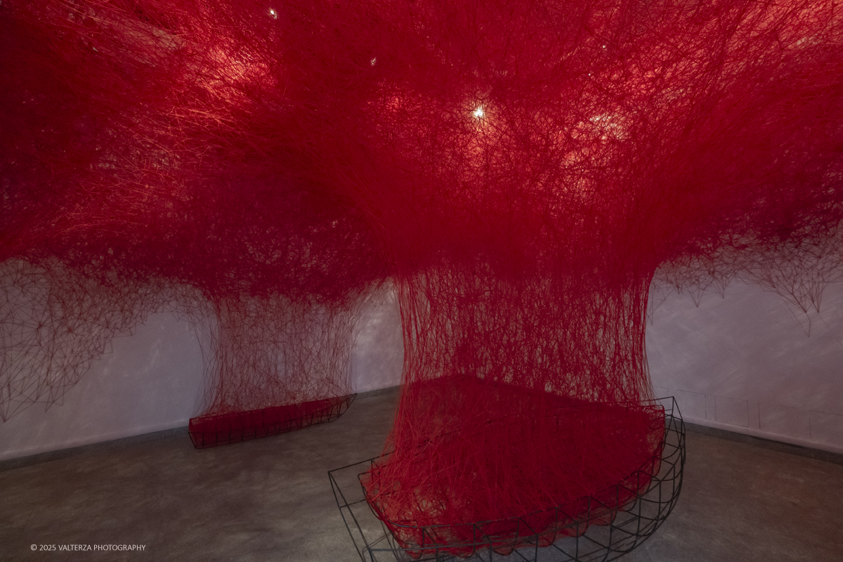 _DSF3551.jpg - 21/1072025. The Soul Trembles, la grande mostra monografica dedicata all’artista giapponese Chiharu Shiota arriva al MAO in anteprima nazionale - e per la prima volta in assoluto in un museo di arte asiatica. Nella foto l'opera Uncertain Journey, 2016/2025