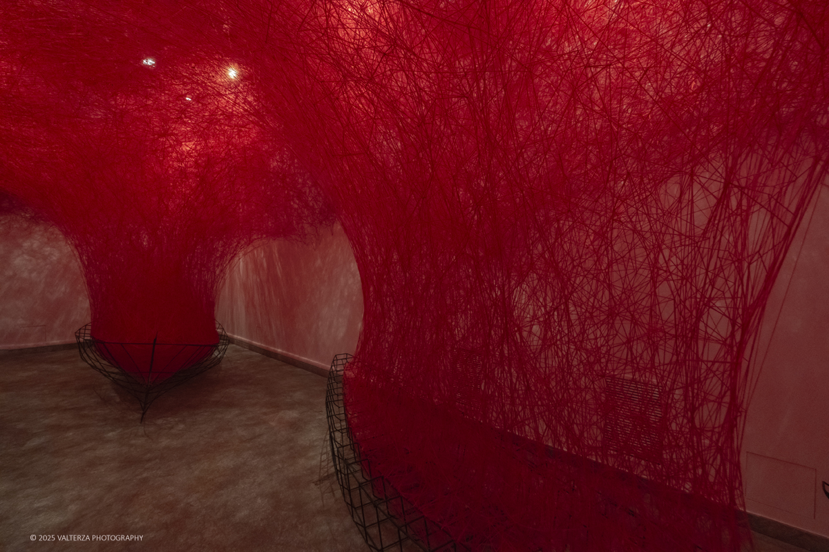 _DSF3570.jpg - 21/1072025. The Soul Trembles, la grande mostra monografica dedicata all’artista giapponese Chiharu Shiota arriva al MAO in anteprima nazionale - e per la prima volta in assoluto in un museo di arte asiatica. Nella foto l'opera Uncertain Journey, 2016/2025
