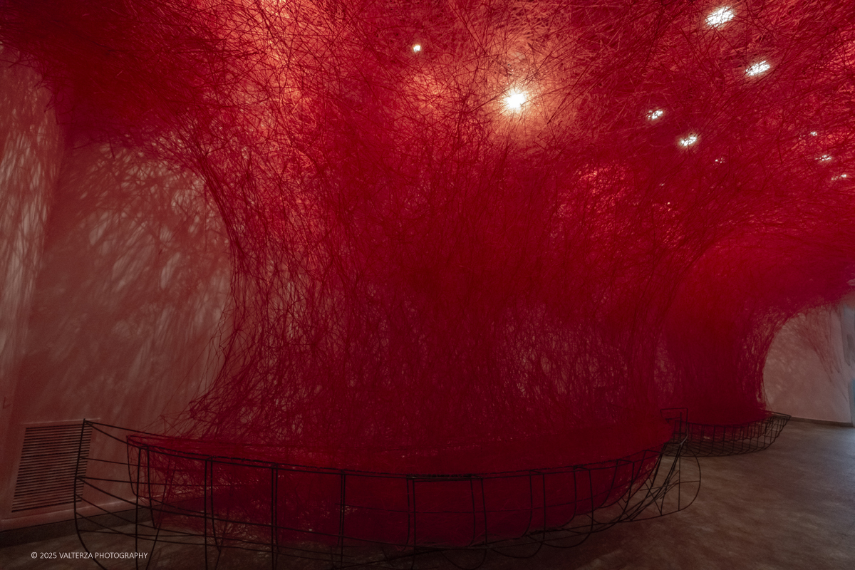 _DSF3598.jpg - 21/1072025. The Soul Trembles, la grande mostra monografica dedicata all’artista giapponese Chiharu Shiota arriva al MAO in anteprima nazionale - e per la prima volta in assoluto in un museo di arte asiatica. Nella foto l'opera Uncertain Journey, 2016/2025