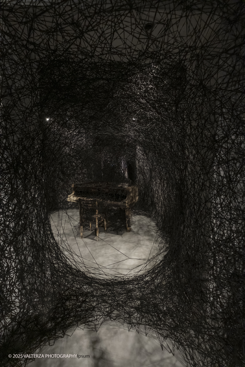 _DSF3623.jpg - 21/1072025. The Soul Trembles, la grande mostra monografica dedicata all’artista giapponese Chiharu Shiota arriva al MAO in anteprima nazionale - e per la prima volta in assoluto in un museo di arte asiatica. Nella foto opera In silenzio 2002/2025