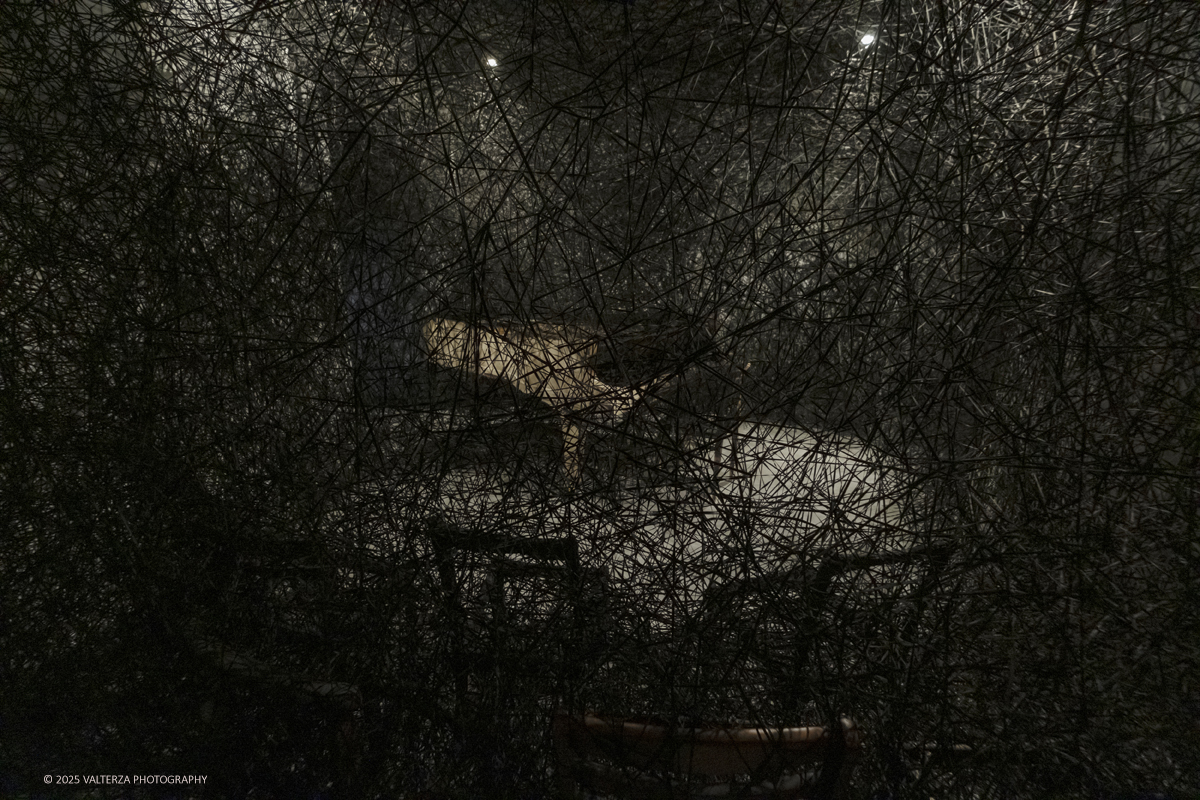 _DSF3643.jpg - 21/1072025. The Soul Trembles, la grande mostra monografica dedicata all’artista giapponese Chiharu Shiota arriva al MAO in anteprima nazionale - e per la prima volta in assoluto in un museo di arte asiatica. Nella foto opera In silenzio 2002/2025