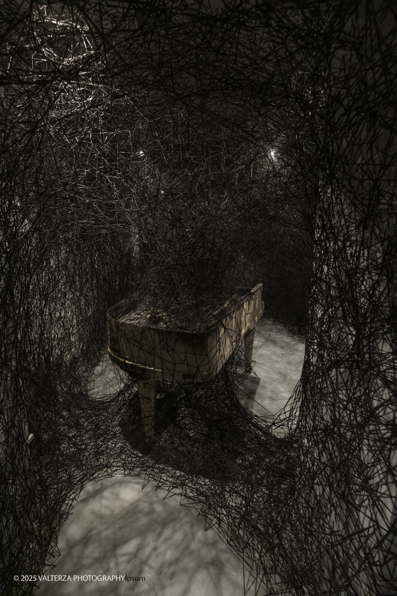 _DSF3663.jpg - 21/1072025. The Soul Trembles, la grande mostra monografica dedicata all’artista giapponese Chiharu Shiota arriva al MAO in anteprima nazionale - e per la prima volta in assoluto in un museo di arte asiatica. Nella foto opera In silenzio 2002/2025