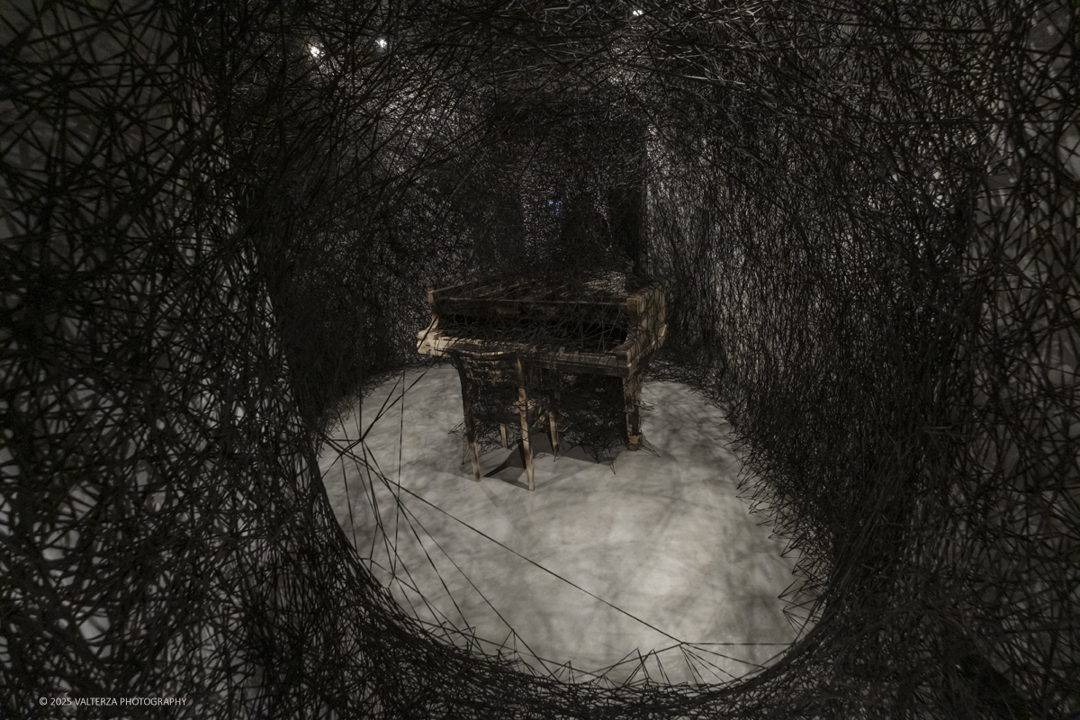 _DSF3667.jpg - 21/1072025. The Soul Trembles, la grande mostra monografica dedicata all’artista giapponese Chiharu Shiota arriva al MAO in anteprima nazionale - e per la prima volta in assoluto in un museo di arte asiatica. Nella foto opera In silenzio 2002/2005