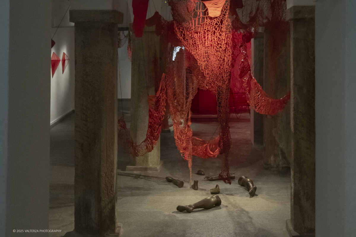 _DSF3676.jpg - 21/1072025. The Soul Trembles, la grande mostra monografica dedicata all’artista giapponese Chiharu Shiota arriva al MAO in anteprima nazionale - e per la prima volta in assoluto in un museo di arte asiatica. Nella foto  opera Fuoti dal mio corpo 2019