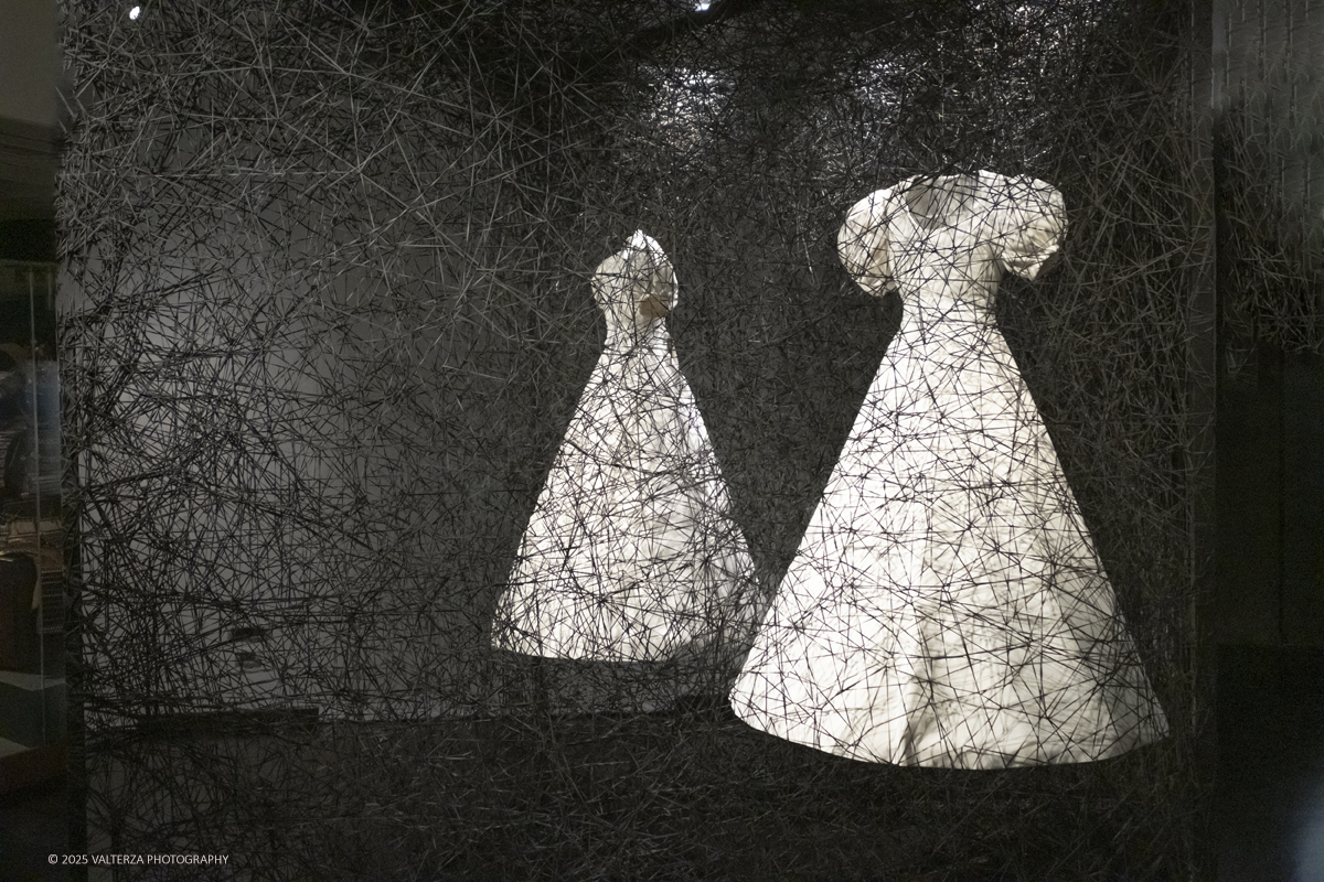 _DSF3816.jpg - 21/1072025. The Soul Trembles, la grande mostra monografica dedicata all’artista giapponese Chiharu Shiota arriva al MAO in anteprima nazionale - e per la prima volta in assoluto in un museo di arte asiatica. Nella foto opera Riflesioni su spazio e tempo 2018