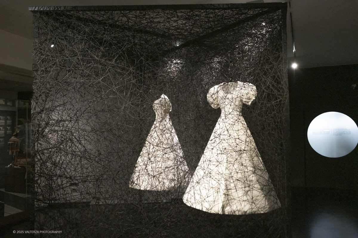 _DSF3823.jpg - 21/1072025. The Soul Trembles, la grande mostra monografica dedicata all’artista giapponese Chiharu Shiota arriva al MAO in anteprima nazionale - e per la prima volta in assoluto in un museo di arte asiatica. Nella foto opera Riflesioni su spazio e tempo 2018