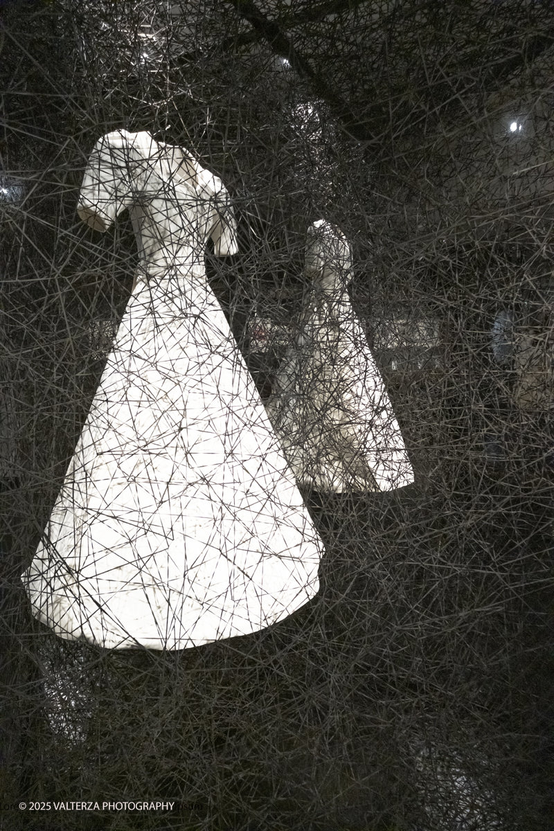 _DSF3843.jpg - 21/1072025. The Soul Trembles, la grande mostra monografica dedicata all’artista giapponese Chiharu Shiota arriva al MAO in anteprima nazionale - e per la prima volta in assoluto in un museo di arte asiatica. Nella foto opera Riflesioni su spazio e tempo 2018