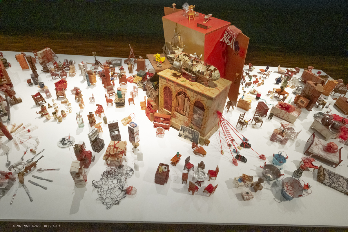 _DSF3872.jpg - 21/1072025. The Soul Trembles, la grande mostra monografica dedicata all’artista giapponese Chiharu Shiota arriva al MAO in anteprima nazionale - e per la prima volta in assoluto in un museo di arte asiatica. Nella foto opera Collegare piccoli ricordi