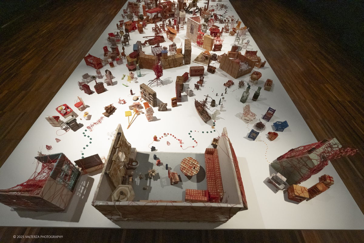 _DSF3879.jpg - 21/1072025. The Soul Trembles, la grande mostra monografica dedicata all’artista giapponese Chiharu Shiota arriva al MAO in anteprima nazionale - e per la prima volta in assoluto in un museo di arte asiatica. Nella foto opera Collegare piccoli ricordi