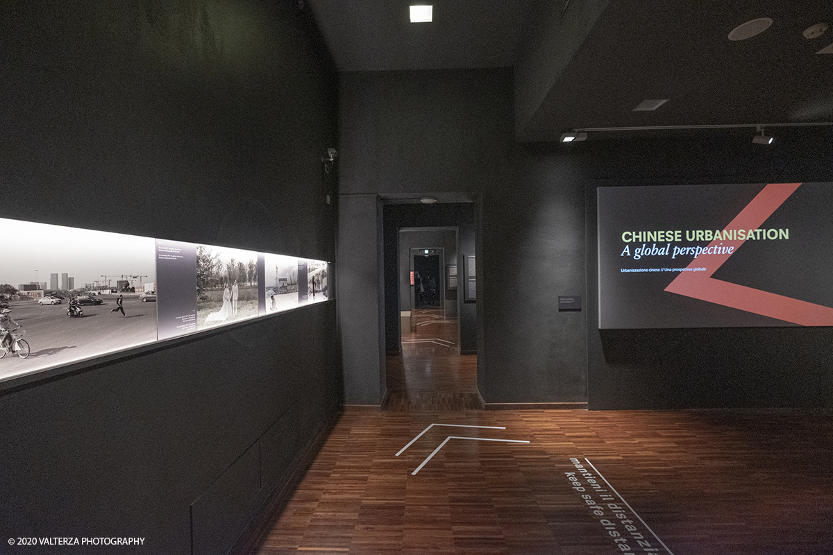 _DSF8366.jpg - 15/10/2020. Torino., MAO museo di Arte Orientale. La mostra Ã¨ frutto di una ricerca pluriennale e propone al pubblico una prospettiva nuova e ampia che traccia una linea di continuitÃ  tra passato, presente e futuro, mettendo in relazione la cultura della Cina tradizionale con le imponenti trasformazioni delle cittÃ  cinesi contemporanee.  Nella foto una parte dell'allestimento della mostra