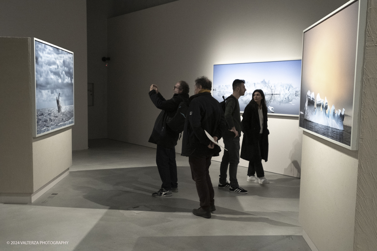 _DSF8070.jpg - 13/0372024. Torino.  Il percorso espositivo, organizzato attorno ai tre grandi temi del mondo sottomarino, del mondo terrestre e dei popoli tribali, sviluppa lâ€™idea dellâ€™artista di "enoughnessâ€� come via per comprendere quale sia il nostro posto allâ€™interno dellâ€™ecosistema globale. Nella foto in visita alla mostra