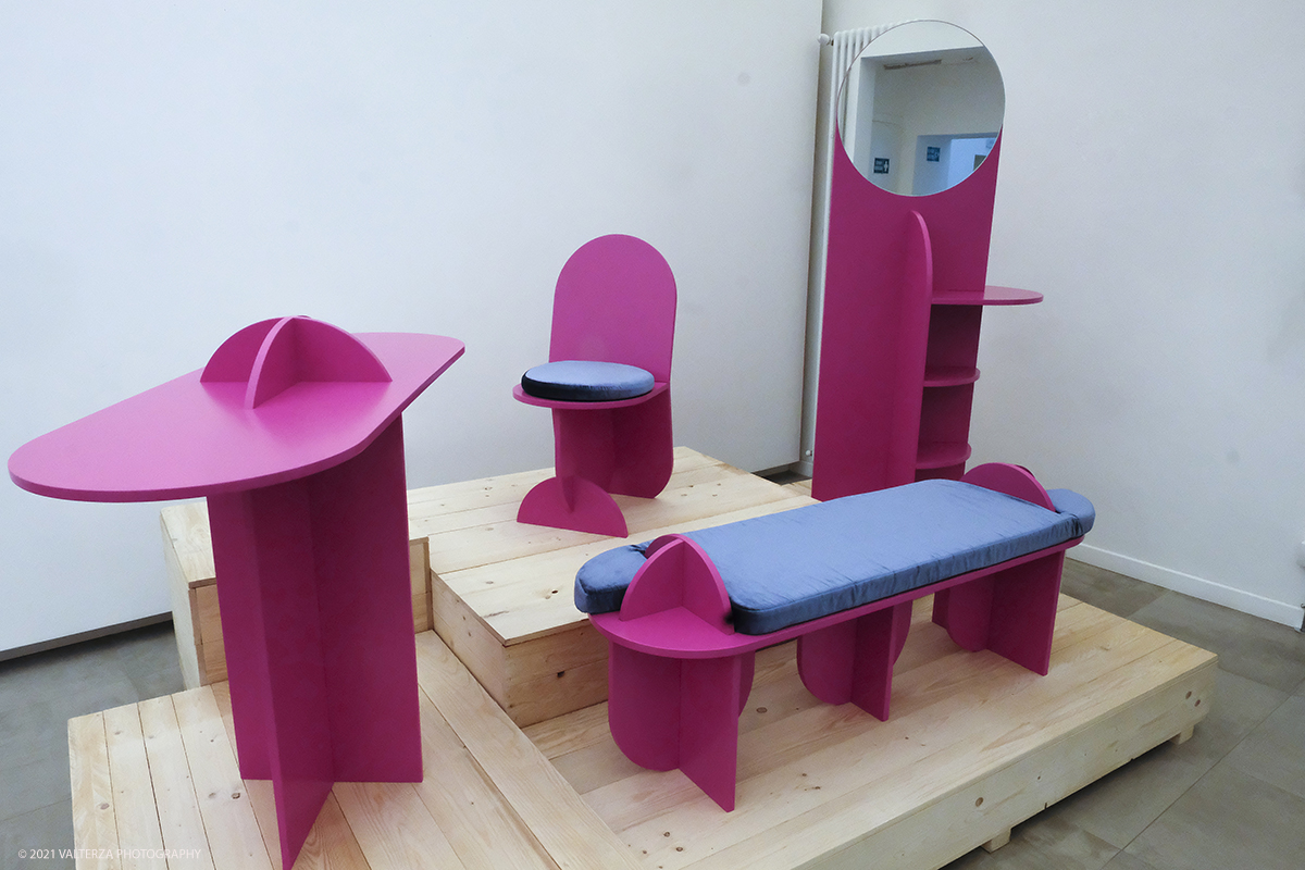_DSF1203.jpg - 18/02/2021. Torino. Dal 18 Febbraio al 26 Marzo Il circolo del design di Torino ospita 7 progetti di 15 designer torinesi tra i 25 ed i 35 anni. Nella foto Collezione F4 Ã¨ il titolo del progetto dello studio Testatonda e si compone di sette prodotti complementari, tra cui tavoli e sedie, ottenuti assemblando ventisette singole parti.