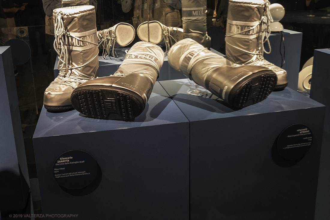 _G3I1294.jpg - 18/07/2019. Torino. A cinquant'anni esatti dallo sbarco del primo uomo sulla luna , Palazzo Madama presenta la mostra dalla Terra alla Luna. In mostra oltre 60 opere che raccontano l'influenza dell'astro d'argento sull'arte e sugli artisti dall'ottocento al 1969. Nella foto scarponi da doposci che imitano le scarpe spaziali.