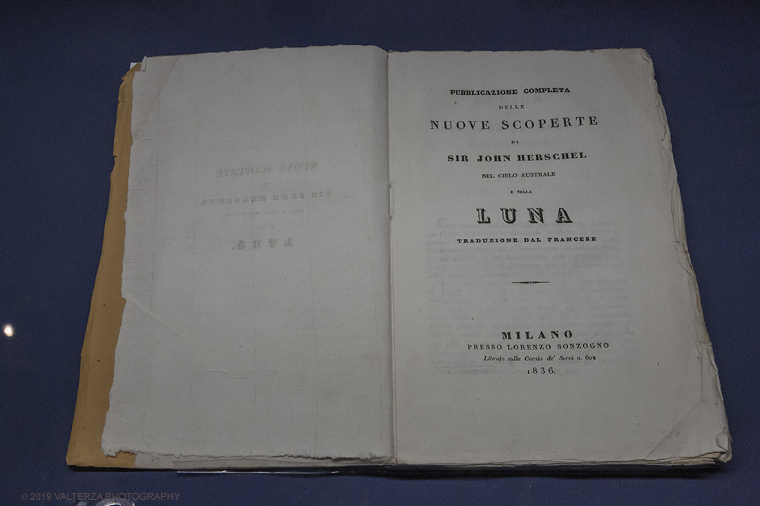 _X9B0243.jpg - 18/07/2019. Torino. A cinquant'anni esatti dallo sbarco del primo uomo sulla luna , Palazzo Madama presenta la mostra dalla Terra alla Luna. In mostra oltre 60 opere che raccontano l'influenza dell'astro d'argento sull'arte e sugli artisti dall'ottocento al 1969. Nella foto libro di sir John Herschel