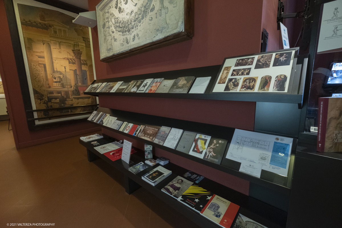 _DSF2196.jpg - 01/10/2029. Torino. L'accademia Albertina e Torino tra eccletismo e Liberty. Disegnare la cittÃ  non Ã¨ una semplice mostra ma un viaggio nella storia dellâ€™arte e dellâ€™architettura torinese che  vuole ritrovare nel passato le sinergie e le ispirazioni utili al nostro .futuro. Nella foto in esposizione all'ingresso bibliografia varia attinente alla mostra
