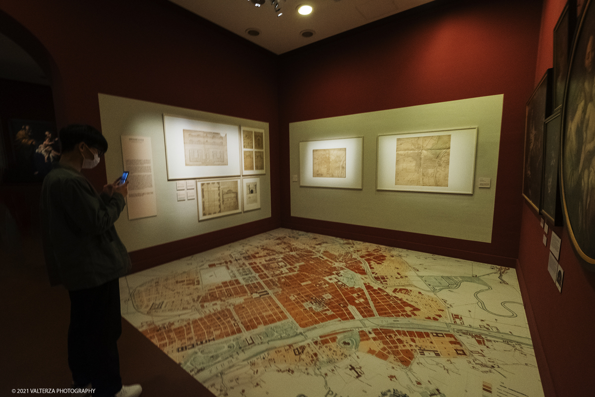 _DSF2200.jpg - 01/10/2029. Torino. L'accademia Albertina e Torino tra eccletismo e Liberty. Disegnare la cittÃ  non Ã¨ una semplice mostra ma un viaggio nella storia dellâ€™arte e dellâ€™architettura torinese che  vuole ritrovare nel passato le sinergie e le ispirazioni utili al nostro .futuro. Nella foto la sala due con le mappe di Torino inerenti le trasformazioni urbane tra il 1853 ed il 1896