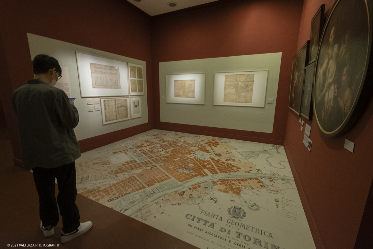 _DSF2202.jpg - 01/10/2029. Torino. L'accademia Albertina e Torino tra eccletismo e Liberty. Disegnare la cittÃ  non Ã¨ una semplice mostra ma un viaggio nella storia dellâ€™arte e dellâ€™architettura torinese che  vuole ritrovare nel passato le sinergie e le ispirazioni utili al nostro .futuro. Nella foto la sala due con le mappe di Torino inerenti le trasformazioni urbane tra il 1853 ed il 1896