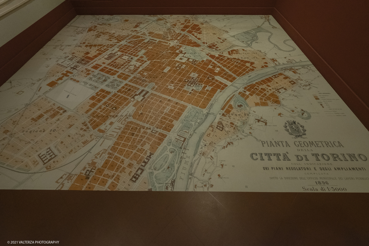 _DSF2203.jpg - 01/10/2029. Torino. L'accademia Albertina e Torino tra eccletismo e Liberty. Disegnare la cittÃ  non Ã¨ una semplice mostra ma un viaggio nella storia dellâ€™arte e dellâ€™architettura torinese che  vuole ritrovare nel passato le sinergie e le ispirazioni utili al nostro .futuro. Nella foto la sala due con le mappe di Torino inerenti le trasformazioni urbane tra il 1853 ed il 1896