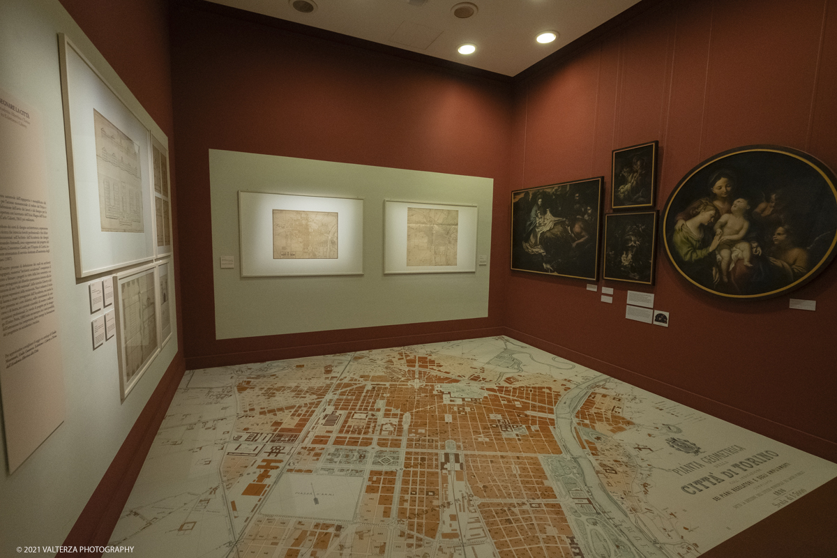 _DSF2205.jpg - 01/10/2029. Torino. L'accademia Albertina e Torino tra eccletismo e Liberty. Disegnare la cittÃ  non Ã¨ una semplice mostra ma un viaggio nella storia dellâ€™arte e dellâ€™architettura torinese che  vuole ritrovare nel passato le sinergie e le ispirazioni utili al nostro .futuro. Nella foto la sala due con le mappe di Torino inerenti le trasformazioni urbane tra il 1853 ed il 1896