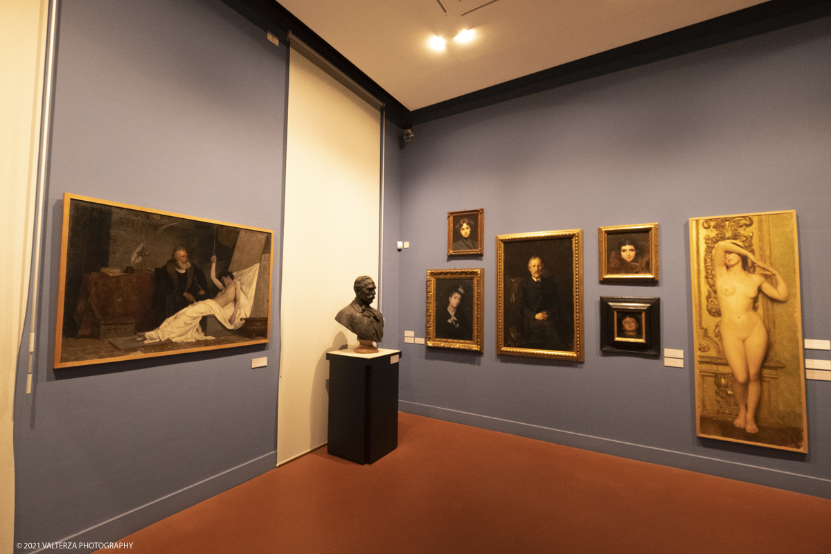 _DSF2313.jpg - 01/10/2029. Torino. L'accademia Albertina e Torino tra eccletismo e Liberty. Disegnare la cittÃ  non Ã¨ una semplice mostra ma un viaggio nella storia dellâ€™arte e dellâ€™architettura torinese che  vuole ritrovare nel passato le sinergie e le ispirazioni utili al nostro .futuro. Nella foto allestimente di una sala con opere di autori vari, tra cui Bartolomeo Boggio con Ritratto di contadino in giallo, Evangelina Alciati con  Ritratto di Fiornza Boccalatte, 1935 e Giovanni Grosso con nudo di donna.