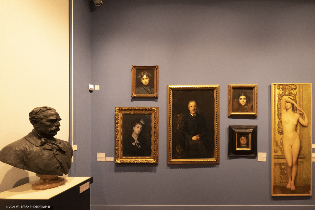_DSF2316.jpg - 01/10/2029. Torino. L'accademia Albertina e Torino tra eccletismo e Liberty. Disegnare la cittÃ  non Ã¨ una semplice mostra ma un viaggio nella storia dellâ€™arte e dellâ€™architettura torinese che  vuole ritrovare nel passato le sinergie e le ispirazioni utili al nostro .futuro. Nella foto allestimente di una sala con opere di autori vari, tra cui Bartolomeo Boggio con Ritratto di contadino in giallo, Evangelina Alciati con  Ritratto di Fiornza Boccalatte, 1935 e Giovanni Grosso con nudo di donna.